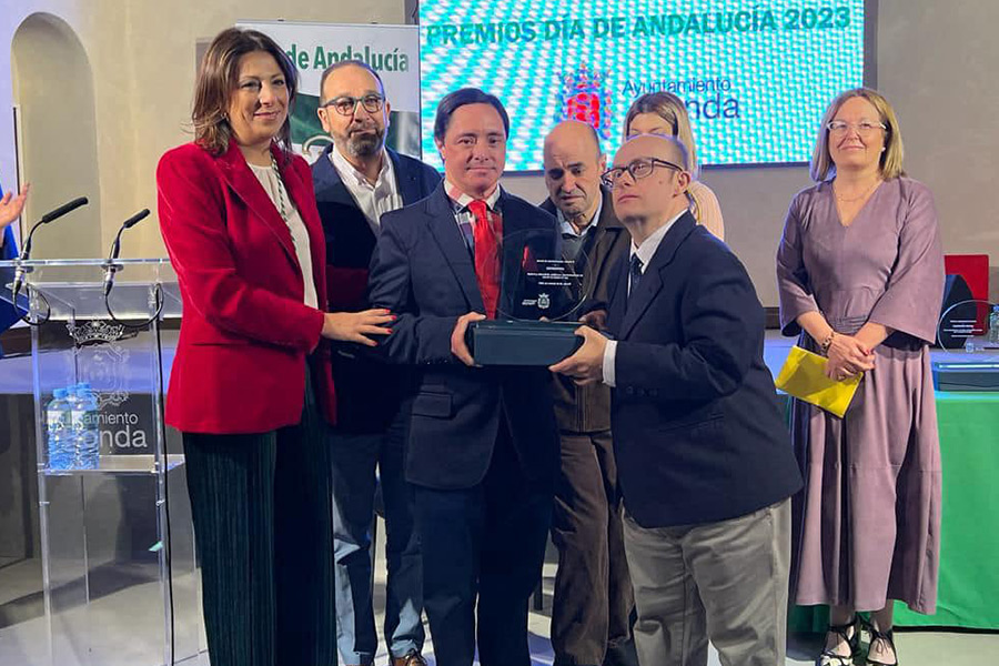 El Ayuntamiento de Ronda hace entrega de una distinción a Fundación Asprodisis con motivo del Día de Andalucía